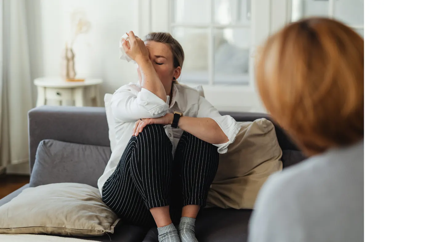 Frau im Gespräch mit Coach – Symbolbild für mentale Belastung